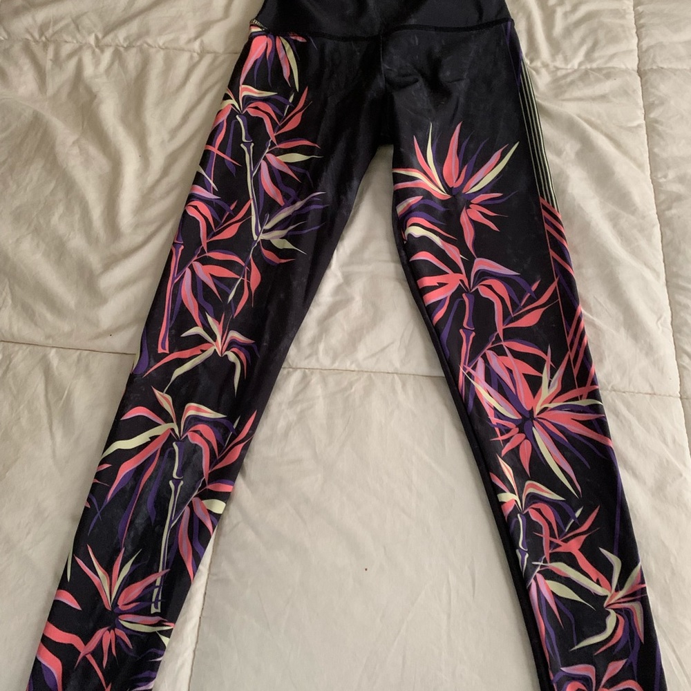 Peloton grey leggings with tropical print
